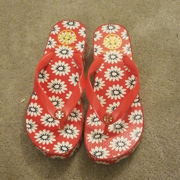 tory burch daisy flip flops